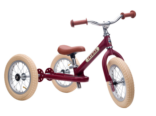 Trybike rouge vintage en version tricycle 3 roues, vue de trois quarts